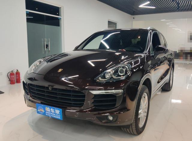 江苏车主的保时捷卡宴：六年车龄后备箱常备机油-有驾