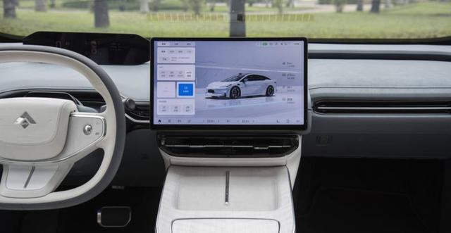 带GT后缀的车型大多代表着高性能轿跑，价格从十几万到数十万不等，既满足了消费者的运动梦也兼顾实用性-有驾