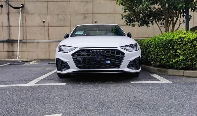 全系2.0T+优惠超9万，还卖不动，奥迪到底失算在哪儿？奥迪A4L的高功+低价，为啥还是留不住消费者？-有驾