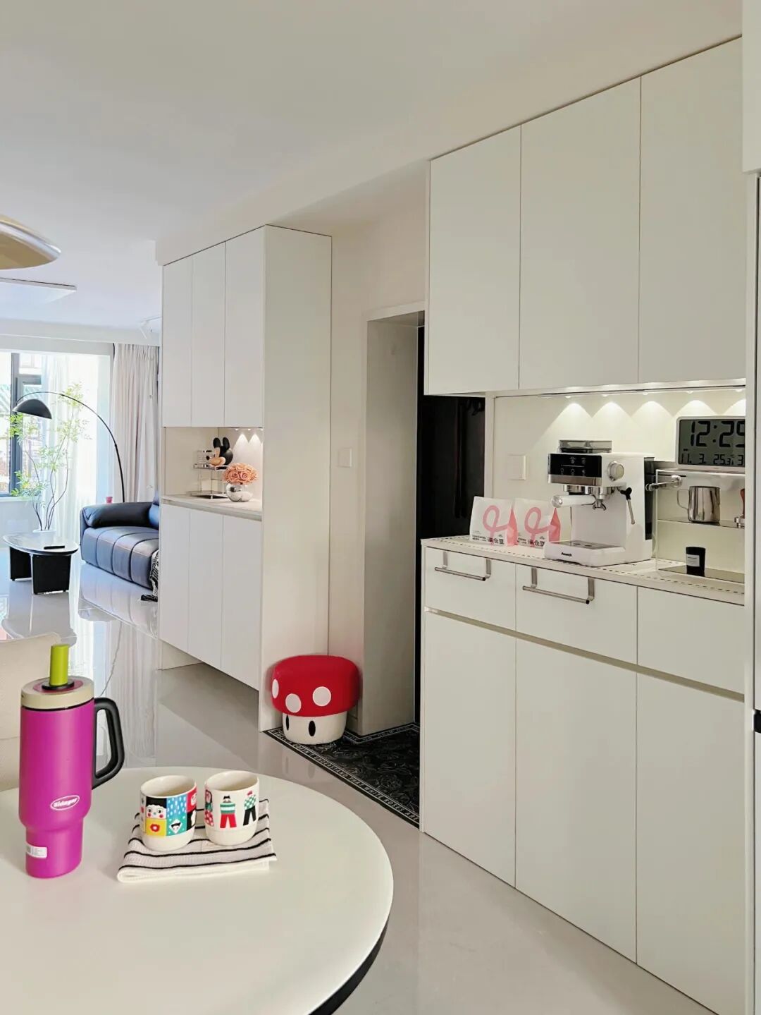 鞋柜“正退出”中国家庭？看看年轻人家里的设计，那叫一个高级__鞋柜“正退出”中国家庭？看看年轻人家里的设计，那叫一个高级