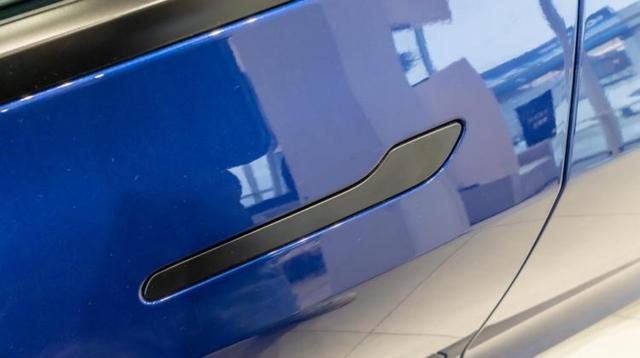 都怪特斯拉又是因为车门没打开人没出来，新能源车企应学习特斯拉的做工用料和底盘调教，而不是盲学隐藏式门把手的技术花哨无用-有驾