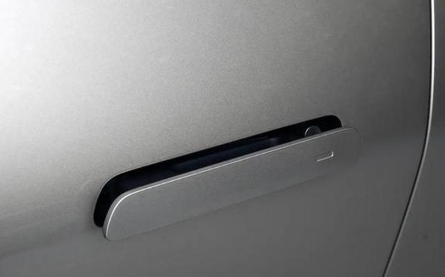 都怪特斯拉又是因为车门没打开人没出来，新能源车企应学习特斯拉的做工用料和底盘调教，而不是盲学隐藏式门把手的技术花哨无用-有驾