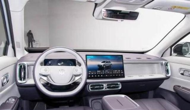 13万级电轿二选一，小鹏MONA M03续航已优但空间不足，长安启源A06价格相当兼具快充和空间优势，真能让人纠结是否值得换购-有驾