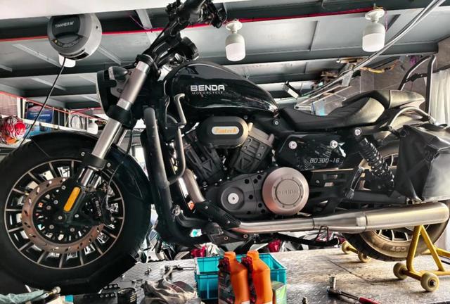 摩托车使用频率低多久换一次机油，这关系到发动机寿命和性能维护需要及时根据实际车况进行合理更换-有驾