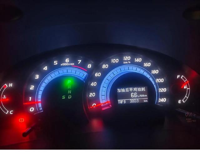 表弟选凯美瑞不是因为 flashy，而是因为踏实可靠，2.5L双擎版拥有230马力油耗低至4.2升，电池不限年限保修在车圈里也真不多见-有驾