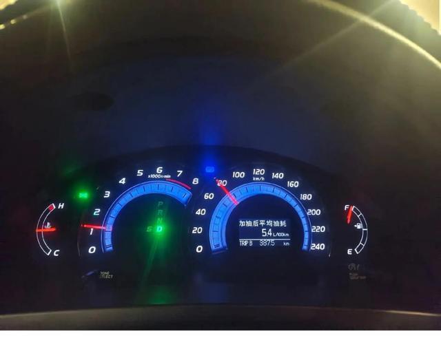 表弟选凯美瑞不是因为 flashy，而是因为踏实可靠，2.5L双擎版拥有230马力油耗低至4.2升，电池不限年限保修在车圈里也真不多见-有驾