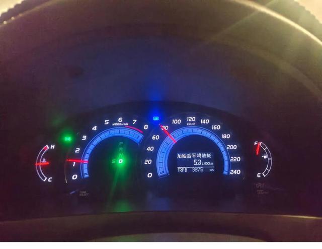 表弟选凯美瑞不是因为 flashy，而是因为踏实可靠，2.5L双擎版拥有230马力油耗低至4.2升，电池不限年限保修在车圈里也真不多见-有驾