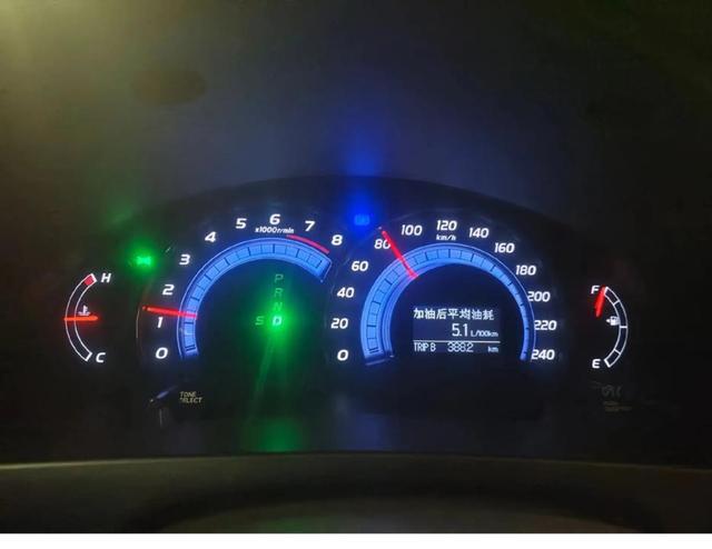 表弟选凯美瑞不是因为 flashy，而是因为踏实可靠，2.5L双擎版拥有230马力油耗低至4.2升，电池不限年限保修在车圈里也真不多见-有驾