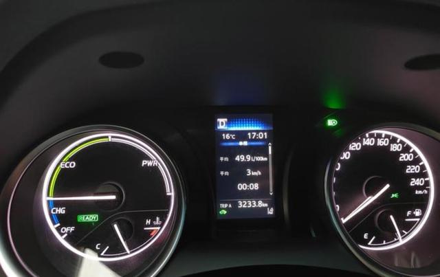 表弟选凯美瑞不是因为 flashy，而是因为踏实可靠，2.5L双擎版拥有230马力油耗低至4.2升，电池不限年限保修在车圈里也真不多见-有驾