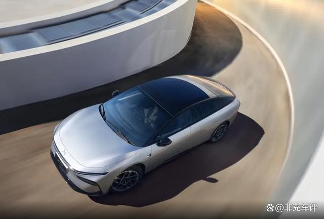 小鹏P7+增程版亮相！49.2度大电池加持，WLTC纯电续航325公里-有驾