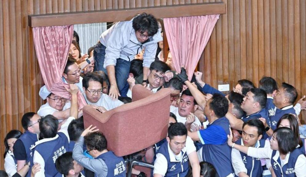 _深扒被立案的沈伯洋：美国和民进党养大的“台独”打手_深扒被立案的沈伯洋：美国和民进党养大的“台独”打手