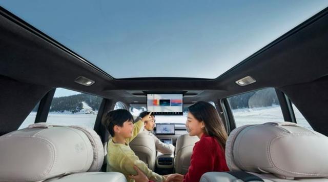 现在的家庭买车越来越理性，更多家庭关注性价比和智能安全配置，红旗天工05凭借丰富功能成为理性购车新宠，满足全家出行多样需求-有驾