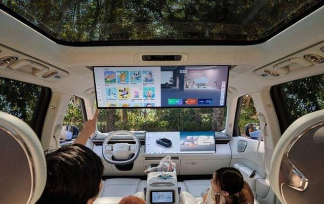 现在的家庭买车越来越理性，更多家庭关注性价比和智能安全配置，红旗天工05凭借丰富功能成为理性购车新宠，满足全家出行多样需求-有驾