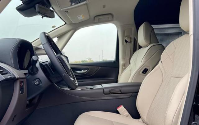 现在的家庭买车越来越理性，更多家庭关注性价比和智能安全配置，红旗天工05凭借丰富功能成为理性购车新宠，满足全家出行多样需求-有驾