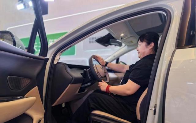 不得不承认现在的人买车越来越理性，预算在100万以上的车辆选择变得更加谨慎和讲究品质与性价比-有驾