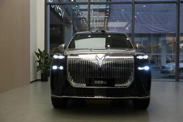 探店岚图泰山，体量感足气场强，综合豪华感比肩问界M9-有驾