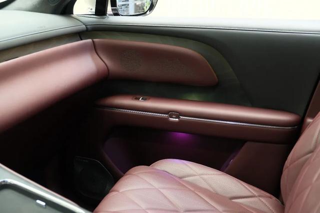 探店岚图泰山，体量感足气场强，综合豪华感比肩问界M9-有驾