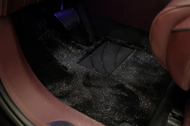 探店岚图泰山，体量感足气场强，综合豪华感比肩问界M9-有驾