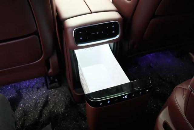 探店岚图泰山，体量感足气场强，综合豪华感比肩问界M9-有驾