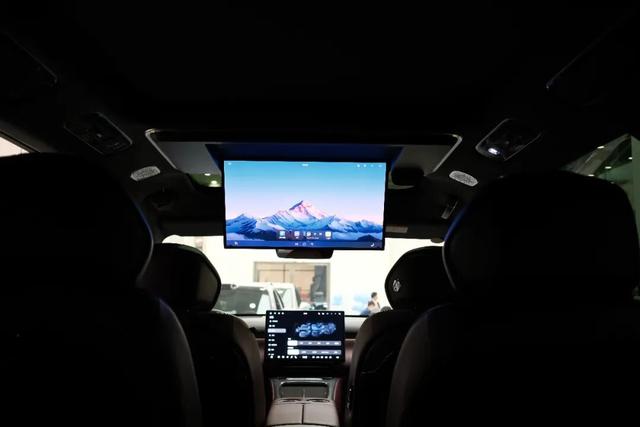 探店岚图泰山，体量感足气场强，综合豪华感比肩问界M9-有驾