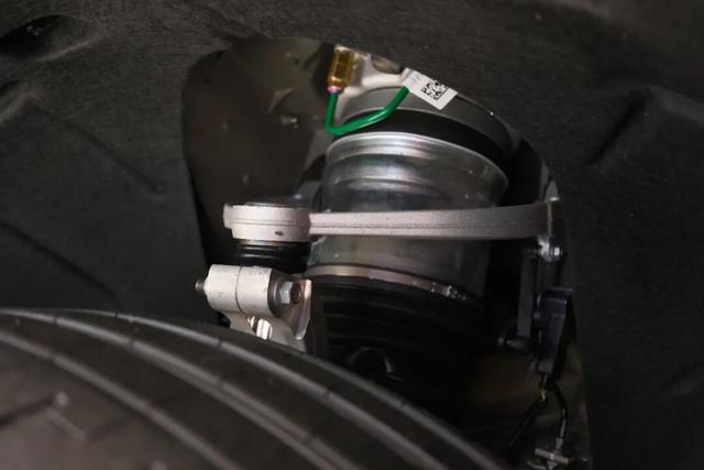 探店岚图泰山，体量感足气场强，综合豪华感比肩问界M9-有驾