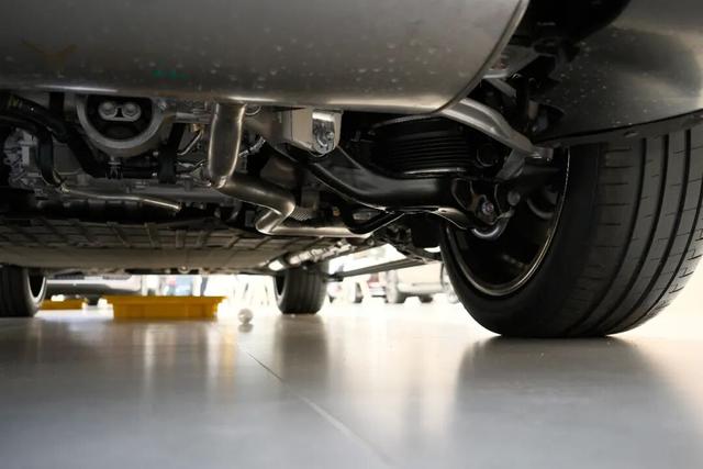 探店岚图泰山，体量感足气场强，综合豪华感比肩问界M9-有驾