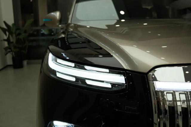 探店岚图泰山，体量感足气场强，综合豪华感比肩问界M9-有驾