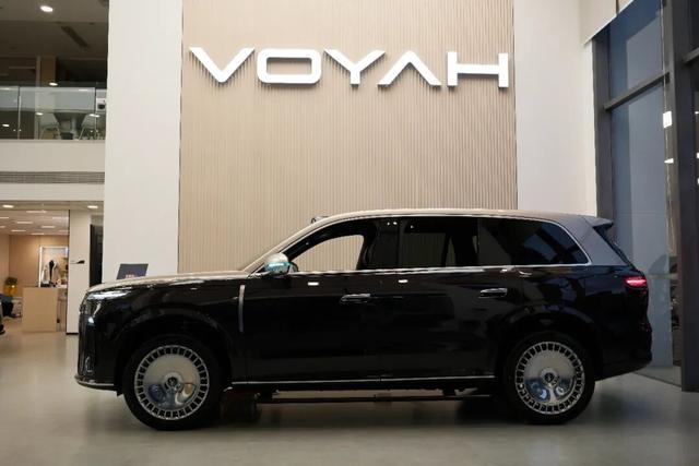 探店岚图泰山，体量感足气场强，综合豪华感比肩问界M9-有驾