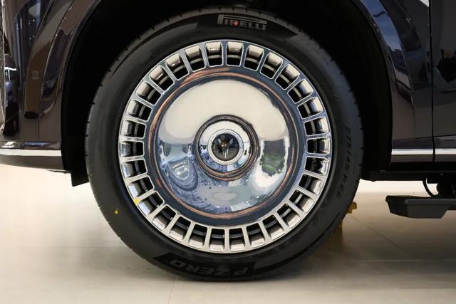 探店岚图泰山，体量感足气场强，综合豪华感比肩问界M9-有驾