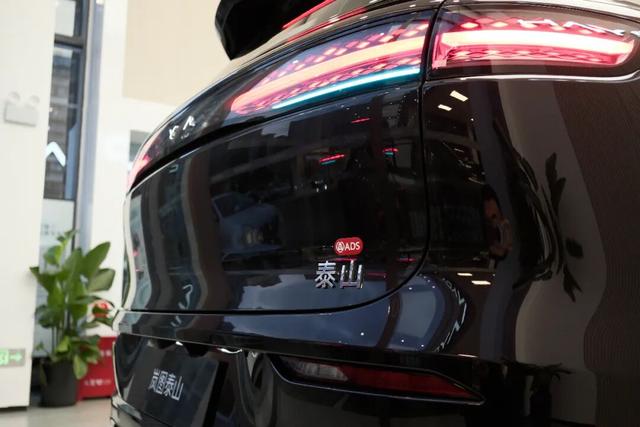 探店岚图泰山，体量感足气场强，综合豪华感比肩问界M9-有驾