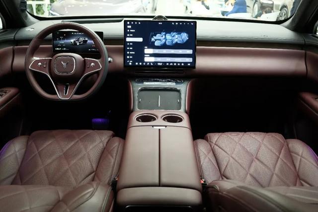 探店岚图泰山，体量感足气场强，综合豪华感比肩问界M9-有驾