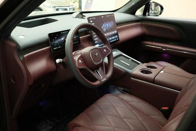 探店岚图泰山，体量感足气场强，综合豪华感比肩问界M9-有驾