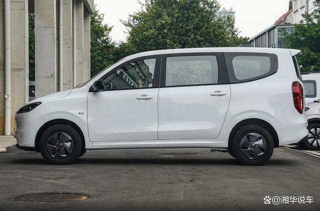 全新五菱宏光上市，车头像新能源车圆润，依旧1.5L发动机加手动挡-有驾