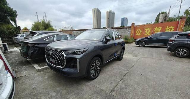 瑞虎8轴距2825mm打造宽适五座，后排与后备箱空间表现突出-有驾