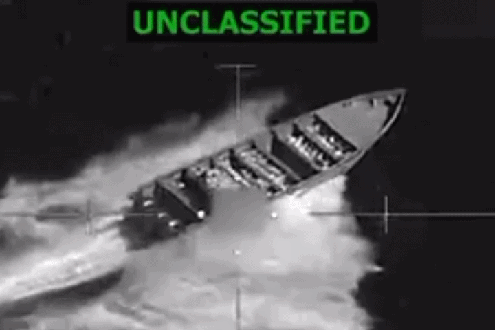 美军发布的11月15日在东太平洋打击“运毒船”画面