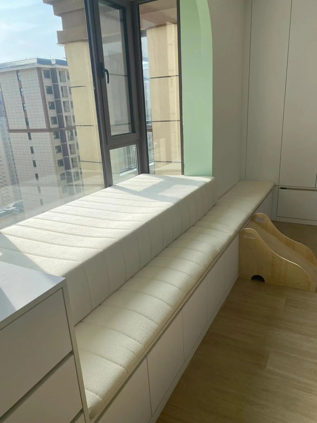 果然还是年轻人“鬼点子”多!飘窗换个思路设计,实用性直接翻倍_果然还是年轻人“鬼点子”多!飘窗换个思路设计,实用性直接翻倍_