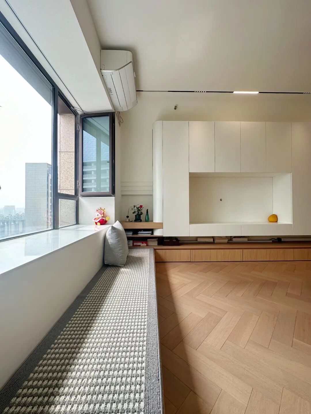 _果然还是年轻人“鬼点子”多!飘窗换个思路设计,实用性直接翻倍_果然还是年轻人“鬼点子”多!飘窗换个思路设计,实用性直接翻倍