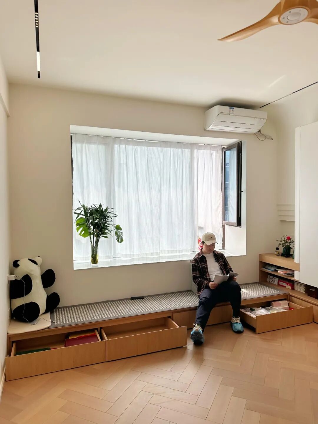 果然还是年轻人“鬼点子”多!飘窗换个思路设计,实用性直接翻倍__果然还是年轻人“鬼点子”多!飘窗换个思路设计,实用性直接翻倍