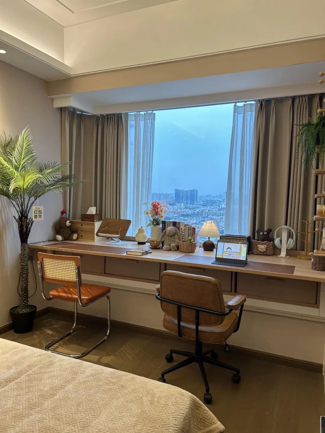 果然还是年轻人“鬼点子”多!飘窗换个思路设计,实用性直接翻倍__果然还是年轻人“鬼点子”多!飘窗换个思路设计,实用性直接翻倍