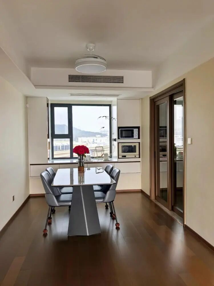 果然还是年轻人“鬼点子”多!飘窗换个思路设计,实用性直接翻倍__果然还是年轻人“鬼点子”多!飘窗换个思路设计,实用性直接翻倍