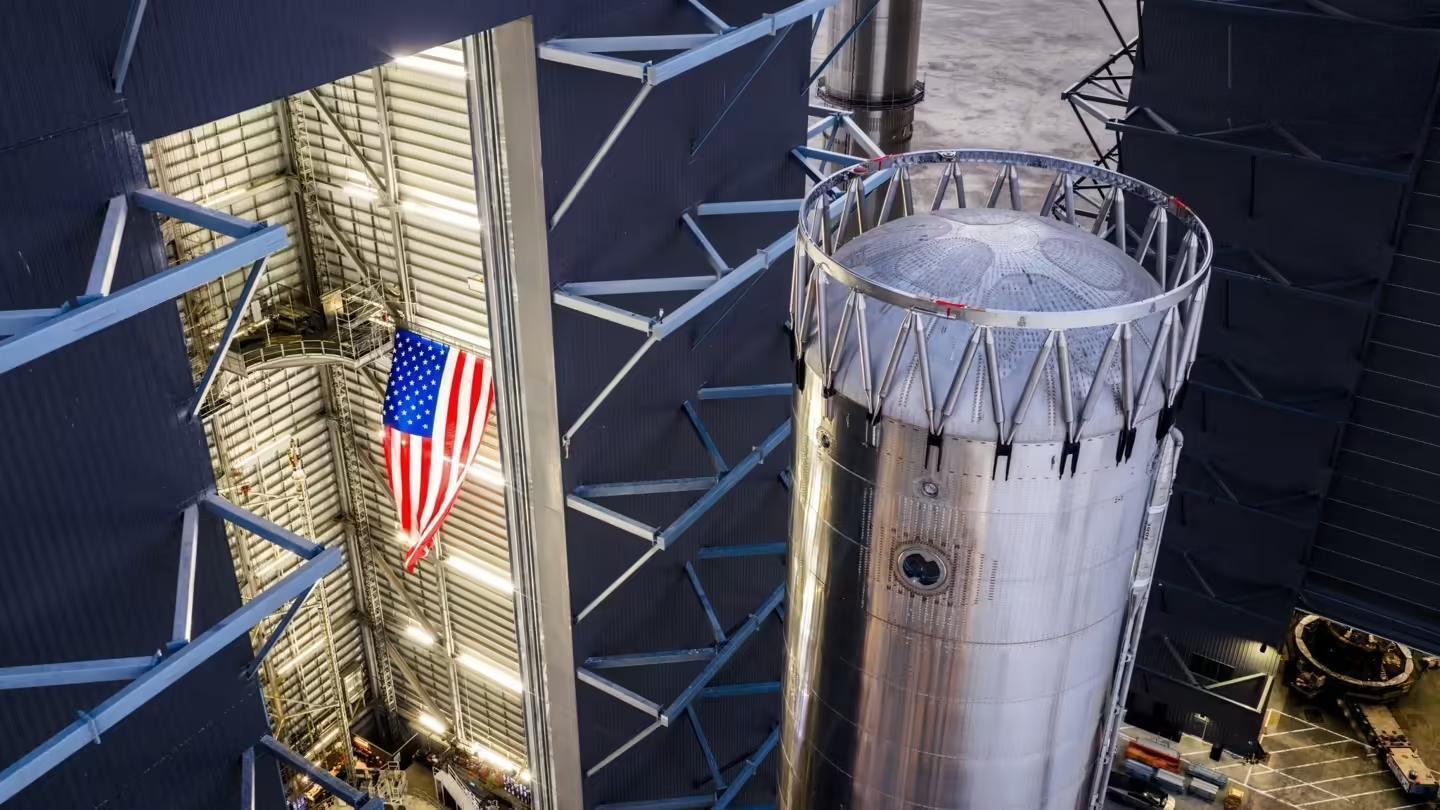 SpaceX星舰V3项目加速推进，Booster 19助推器创下组装速度新纪录__SpaceX星舰V3项目加速推进，Booster 19助推器创下组装速度新纪录