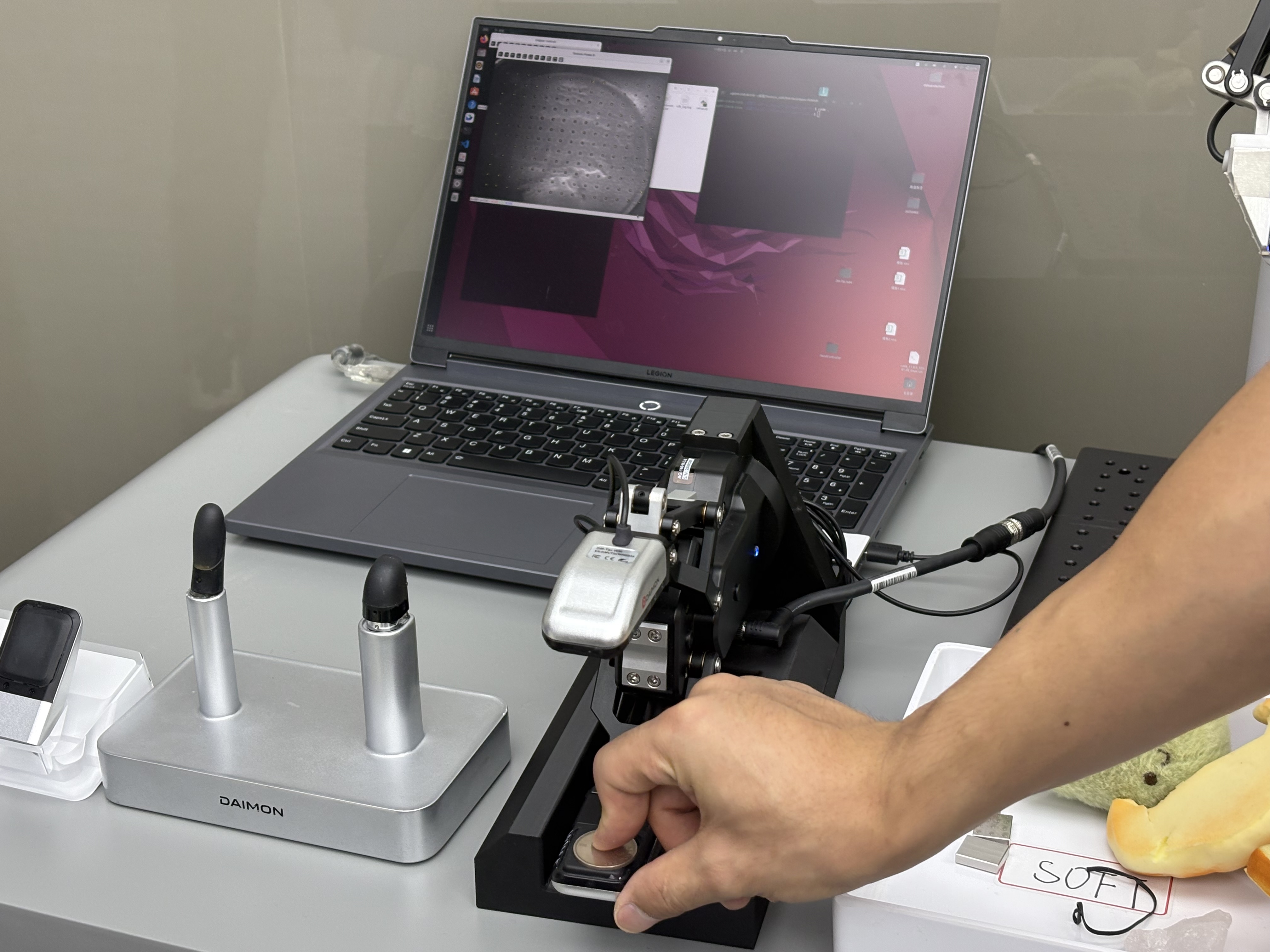 利用视触觉传感器，能摸出1元硬币。图片来源：乔心怡