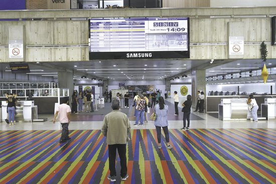 美方称委内瑞拉上空及周边空域“被视为全面关闭”后，委内瑞拉迈克蒂亚西蒙·玻利瓦尔国际机场依然运营。（视觉中国）