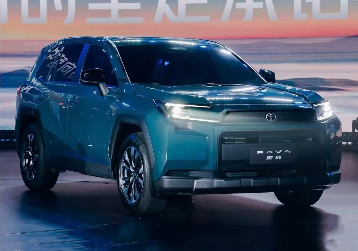 “小号普拉多”？智能化大幅提升，新一代RAV4荣放16.98万元起__“小号普拉多”？智能化大幅提升，新一代RAV4荣放16.98万元起