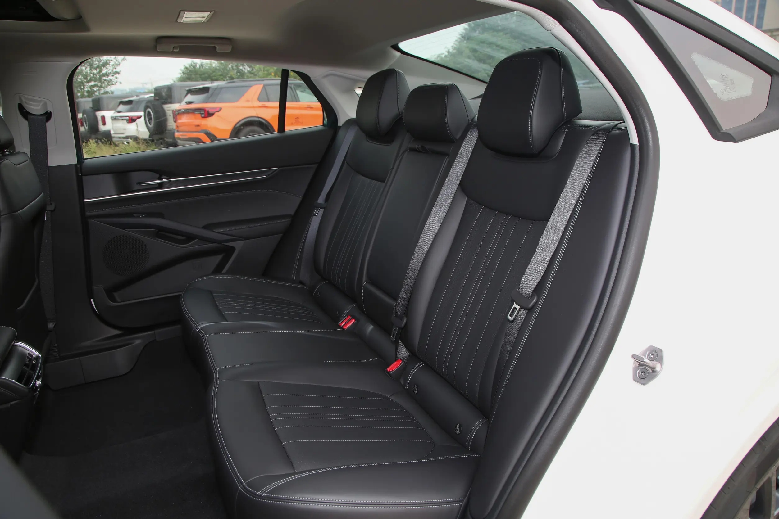 福特金牛座对比迈腾_天津那迈腾子椅子_