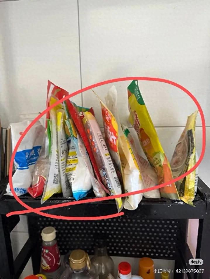 被网友的“收纳智慧”折服了！不花啥钱，厨房就能井井有条！__被网友的“收纳智慧”折服了！不花啥钱，厨房就能井井有条！